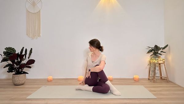 15 MIN YOGA IM SITZEN || Entspannung, Beweglichkeit & Dehnung (Hüfte, Beine) ✨