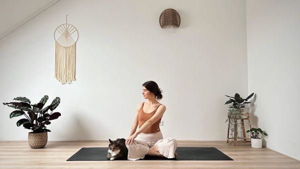 Align • Tag 4 🦋 5 MIN YOGA AM MORGEN || Sanfter Stretch im Bett oder auf der Matte (ohne Reden)