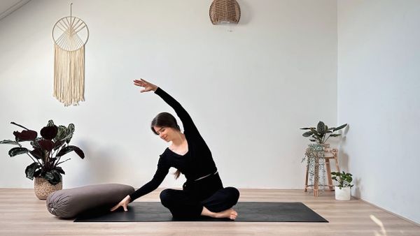 Align • Tag 18 🦋 10 MIN RESTORATIVE YIN YOGA || für Entspannung & gegen Stress (mit Binaural Beats)