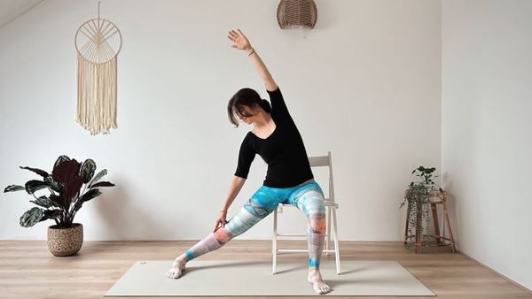 15 MIN YOGA AM STUHL || Sanfte Dehnungen, Stabilität und Gleichgewicht (Sanft & auch für Anfänger)