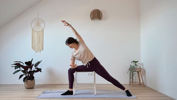 20 MIN YOGA AM STUHL || für den ganzen Körper: Dehnen, Entspannen & Balance