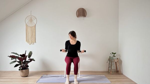 20 MIN STUHL YOGA WORKOUT || Arme & Bauch mit 2 kleinen Hanteln