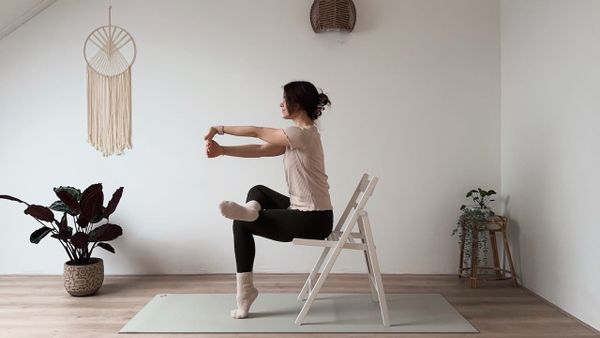 20 MIN STUHL YOGA || Dehnung, Entspannung & Energie – Sanftes Yoga, auch für Anfänger