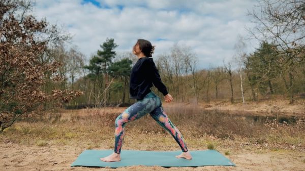 10 MIN YOGA IM STEHEN || Frühlings-Flow für Energie & Fokus – ideal für draußen 🌸