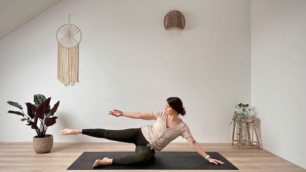 25 MIN CHILL PILATES + YOGA || Workout für den ganzen Körper (viel im Liegen)