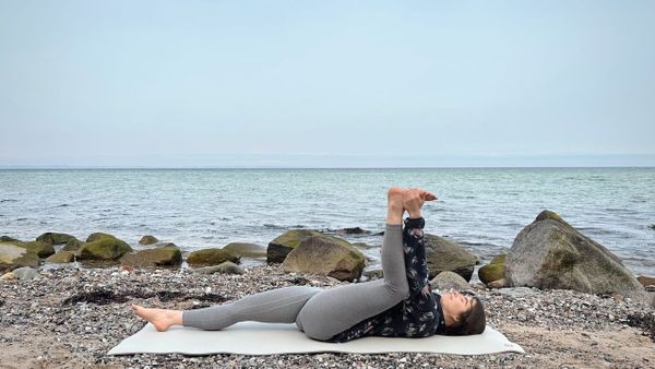 10 MIN SANFTES YOGA || Unterstützt die Verdauung, hilft bei Blähbauch & entspannt!