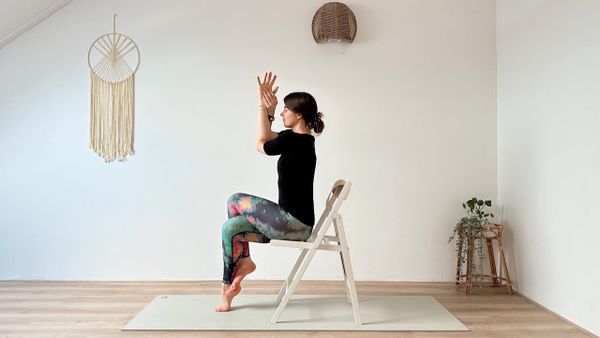 20 MIN YOGA IM STEHEN & AM STUHL || Dehnungen für den ganzen Körper & Gleichgewichtsübungen