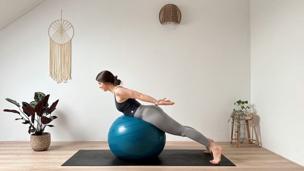 15 MIN YOGA WORKOUT + GYMNASTIK BALL || Ruhiges Training für den ganzen Körper