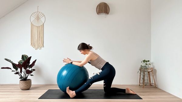 20 MIN PRENATAL YOGA + STABILITY BALL || Stärken & Dehnen (T1/T2/T3)