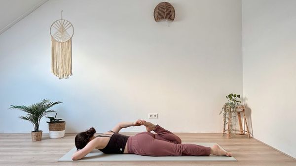 20 MIN RÜCKEN-YOGA || Entspannung & Dehnung für unteren Rücken & Hüfte