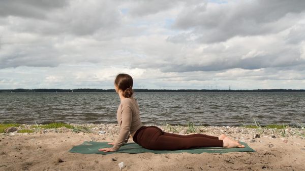 20 MIN HERBST FLOW 🍁 Balance, Bewegung & Ruhe – Minimal Cues Yoga