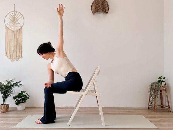 10 MIN STUHL YOGA || Sanfte Dehnungen für Morgens, Abends & Zwischendurch