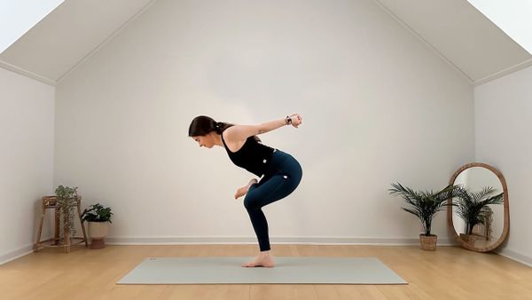 40 MIN YOGA || Full Body & Balance Feel Good Flow mit Dehnungen und Gleichgewichtsübungen