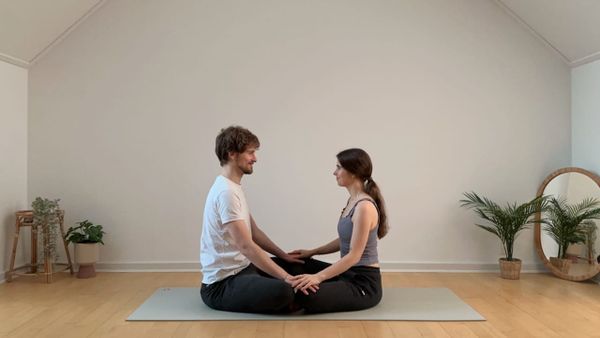 15 MIN PARTNER YOGA || Verbundenheit für Paare