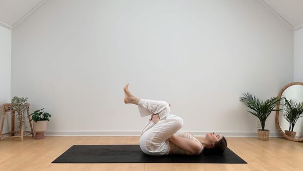 7 MIN STILLES MORGEN YOGA || Im Bett oder auf der Matte – Sanfte & ruhige Dehnungen zum Aufwachen
