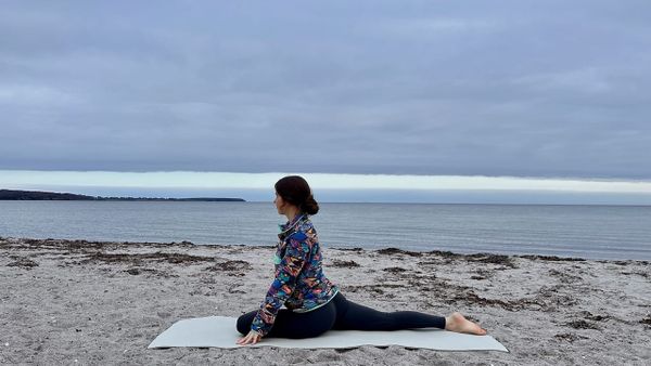 15 MIN SLOW FLOW || Yoga für stressige Zeiten – Entspannend, Sanft & Ruhig (Fill Your Cup-Reihe)