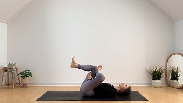10 MIN SILENT YOGA || Stretch & Release – Innerer Winter 🧦 Cycle Sync