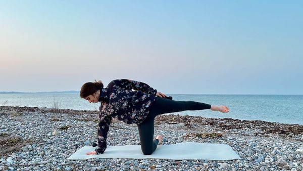 20 MIN YOGA WORKOUT || Kraft & Gleichgewicht mit Hanteln • Full Body Workout 🌸Frühlings-Yoga Tag 2/3