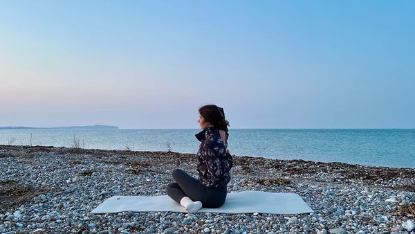15 MIN SLOW FLOW || Yoga für Beweglichkeit, innere Ruhe & Entspannung 🌸 Frühlings-Yoga Tag 3/3