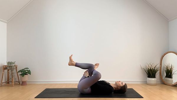 10 MIN YOGA FÜR DIE PERIODE || Sanfte Dehnungen bei Regelschmerzen & Menstruationsbeschwerden