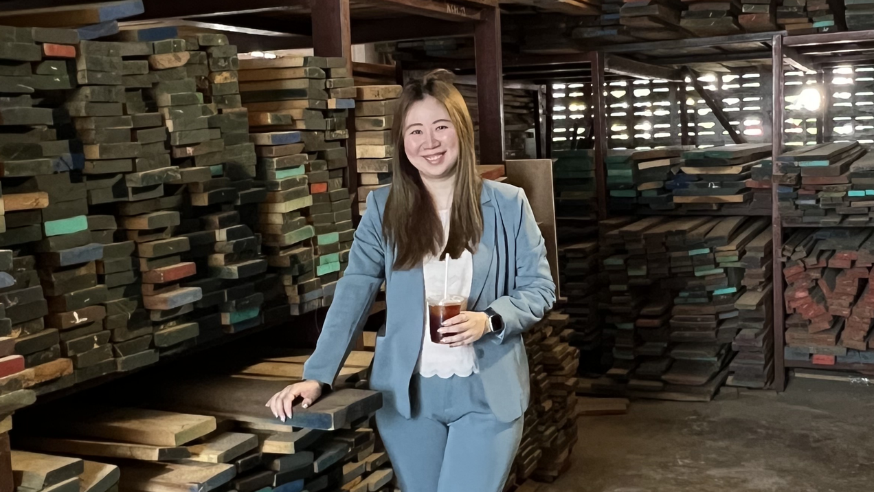 การเดินทางของทายาทรุ่น 3  "วิวัฒน์ชัยค้าไม้" ผู้มองเห็นความงามของไม้ เปลี่ยนโรงไม้เก่าของครอบครัว สู่คาเฟ่ไม้ในงาน Bangkok Design Week