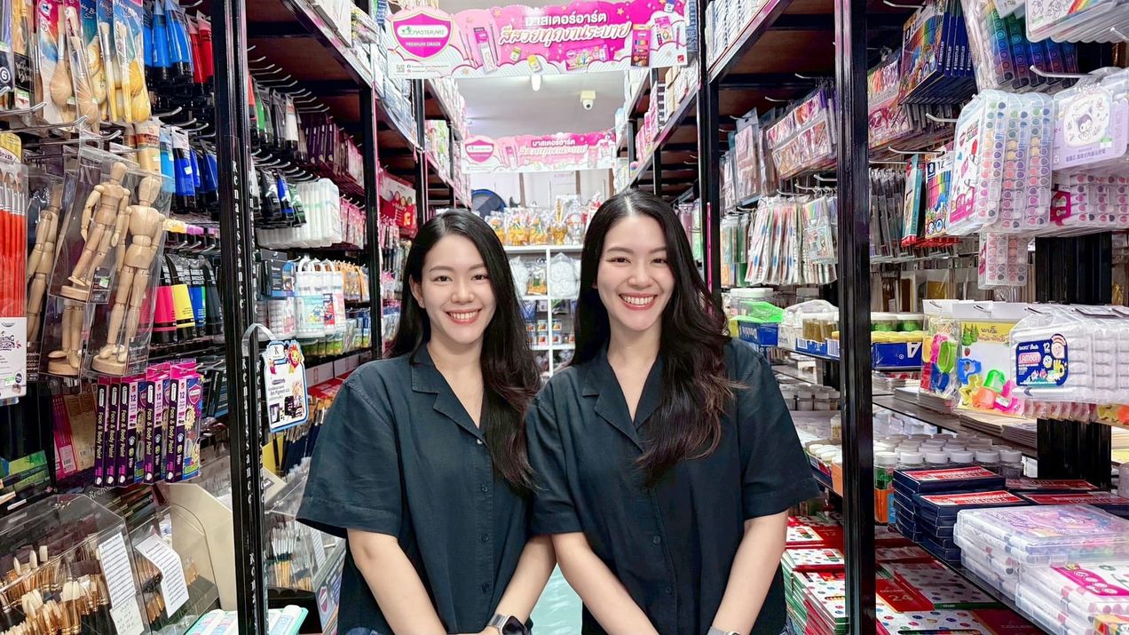 จากสนามเด็กเล่นในร้านเครื่องเขียน  สู่ความผูกพันที่ขอสานต่อของแฝดสาวแห่ง "ศรีกิจ"  ร้านเครื่องเขียน 30 ปีจังหวัดสระแก้ว