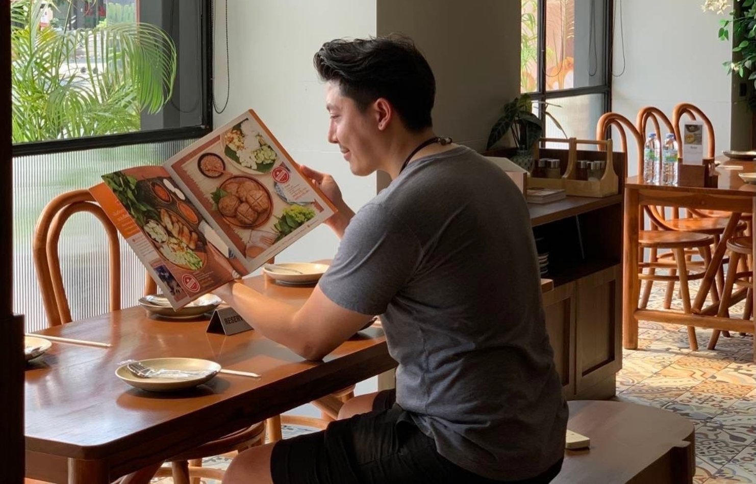 ทายาท ‘วิลลี่แหนมเนือง’ ผู้มุ่งมั่นในการขยายความอร่อยแบบดั้งเดิม ของอาหารเวียดนามแห่งสกลนครสู่กรุงเทพฯ