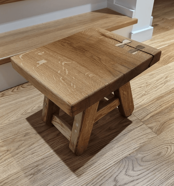 Masywny. Trwały. Drewniany.