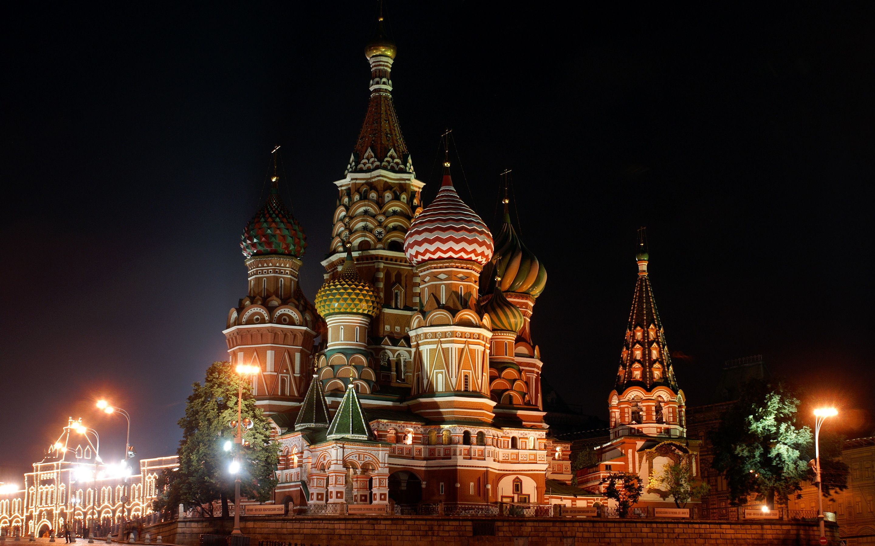 HomeExchange is the social network that makes travelling for free easy GuestToGuest, home exchange, sharing economy, beautiful places at night, red square moscow