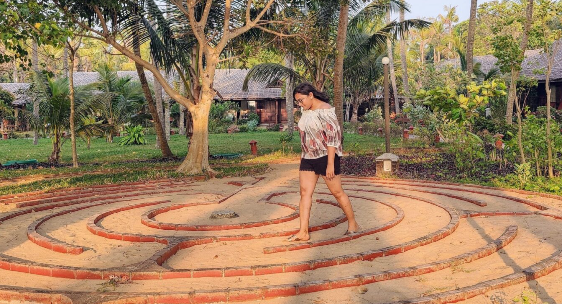 from: https://bulbulonthewing.com/walking-a-labyrinth-a-cool-way-to-unwind-and-meditate/