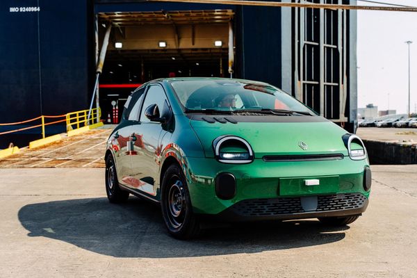 RENAULT TWINGO E-TECH ELECTRIC HOPS INTO UK SHOWROOMS