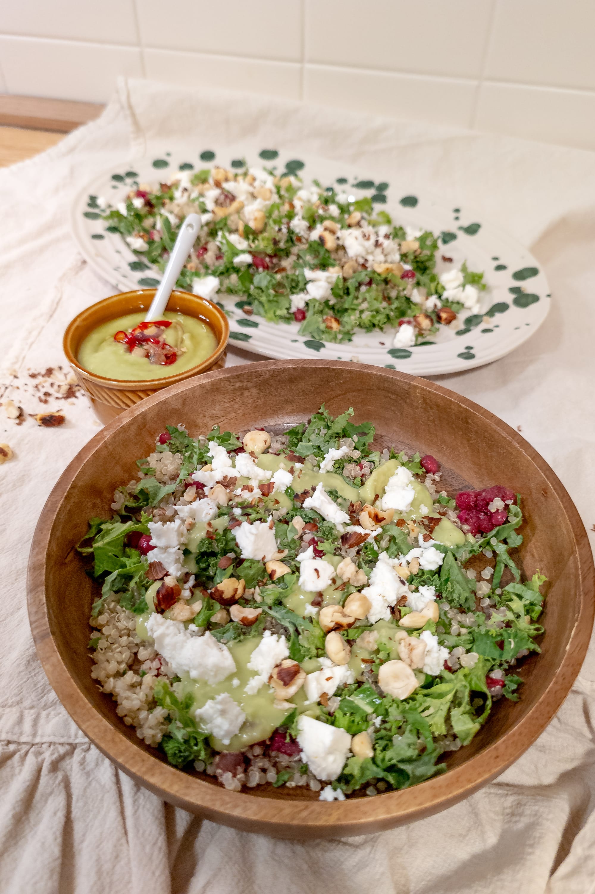 Salatschüssel mit Quinoa, Grünkohl, Avocadodressing, Haselnüssen und Feta