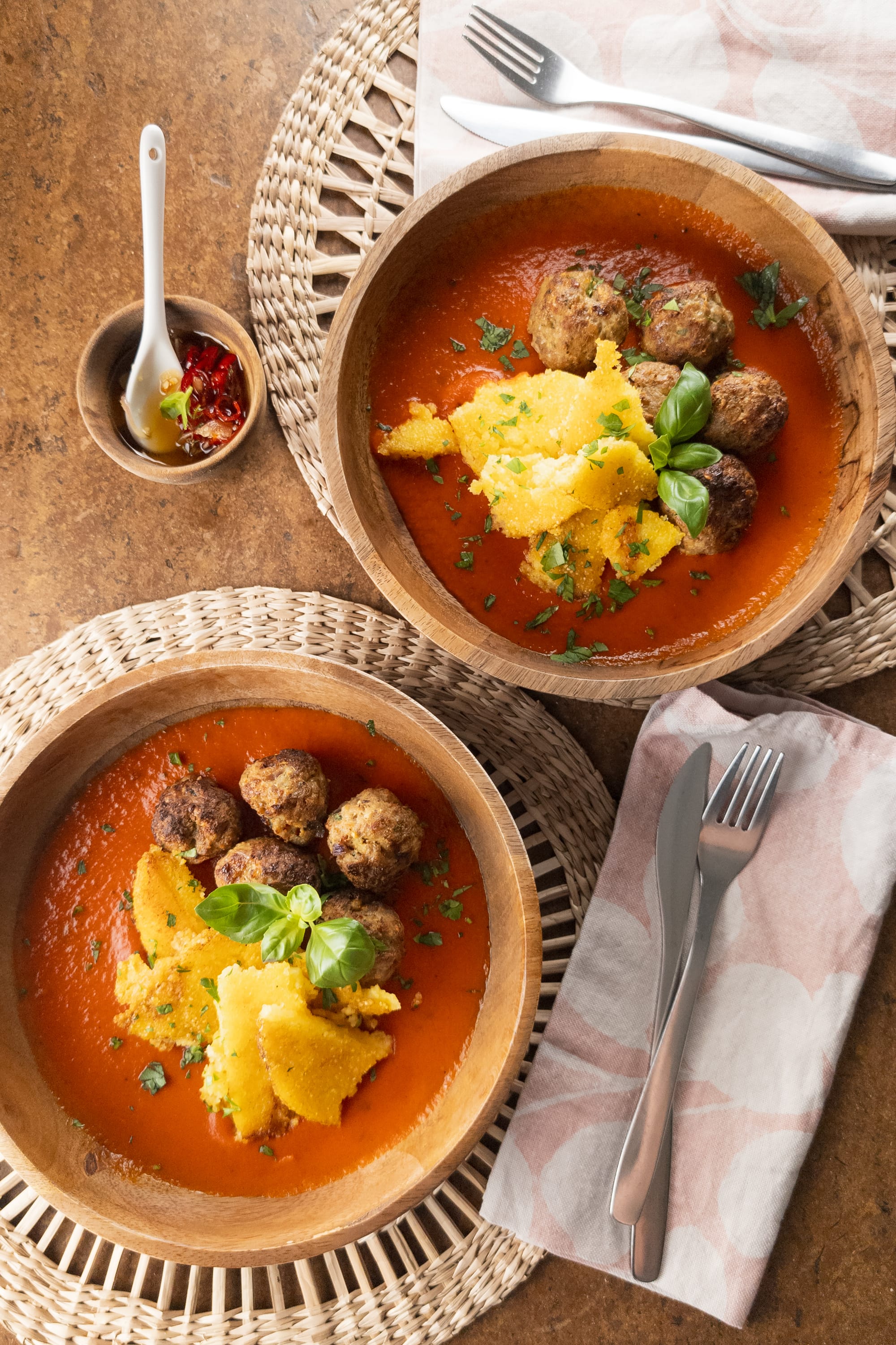 Knusprige Polenta auf Tomatensuggo mit Ricotta-Hack-Fleischbällchen