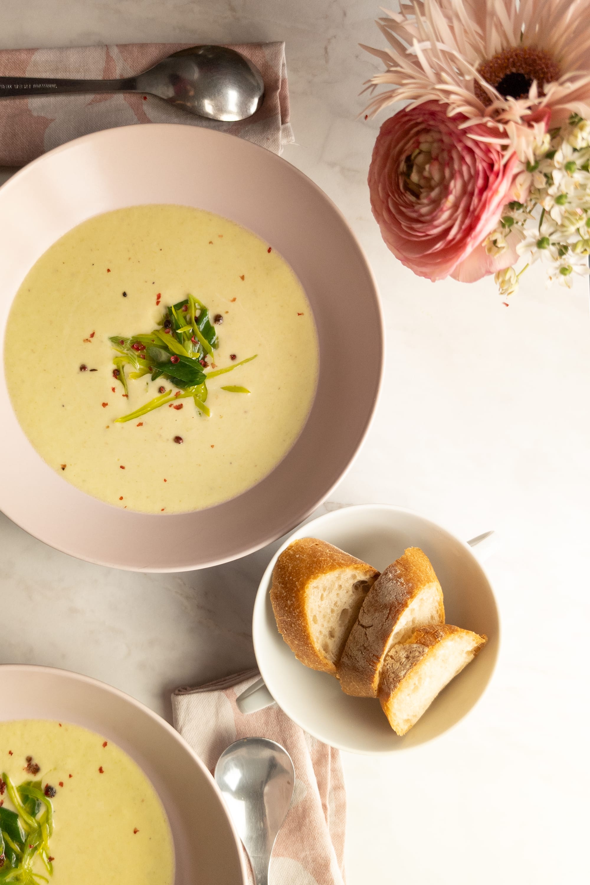 Lauchcremesuppe mit rosa Pfeffer dazu etwas Baguette