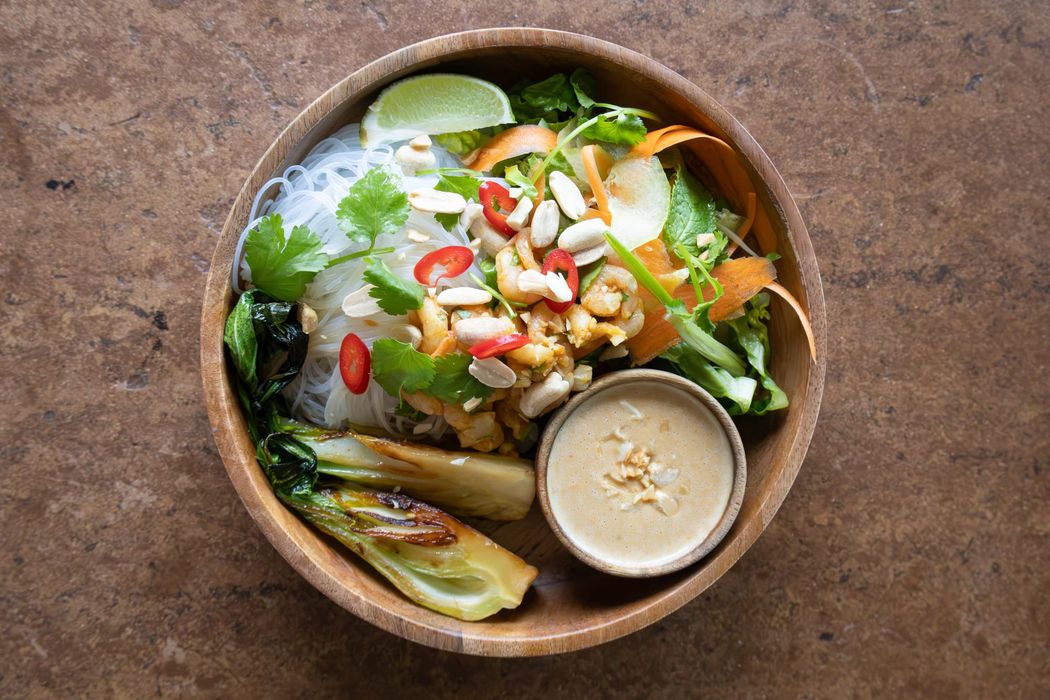 Schale mit Glasnudeln, asiatischen Salat und Erdnusssoße, garniert mit Chili und Erdnüssen