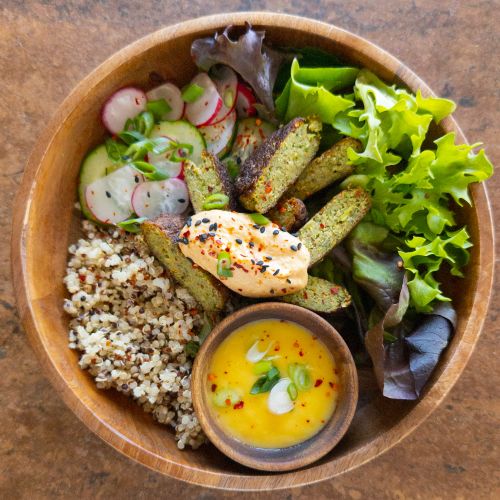 Brokkoli-Falafel Bowl mit Quinoa, Mango Dip und Salat und Hummus
