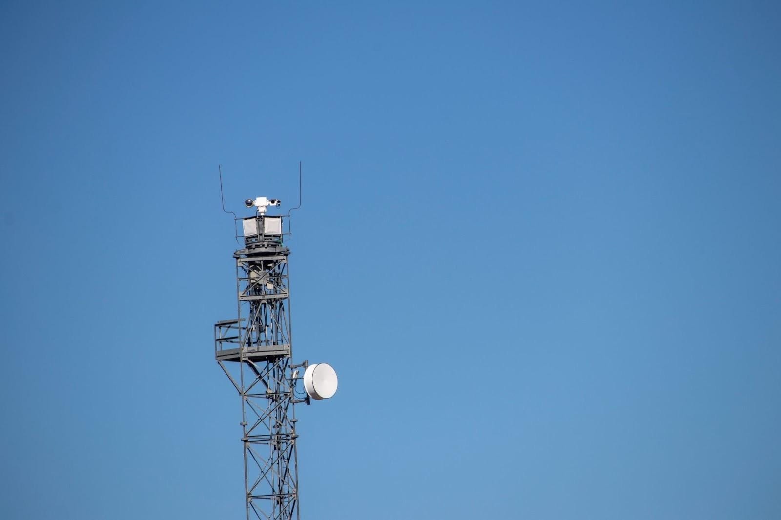A metal tower with satellite dish

AI-generated content may be incorrect.