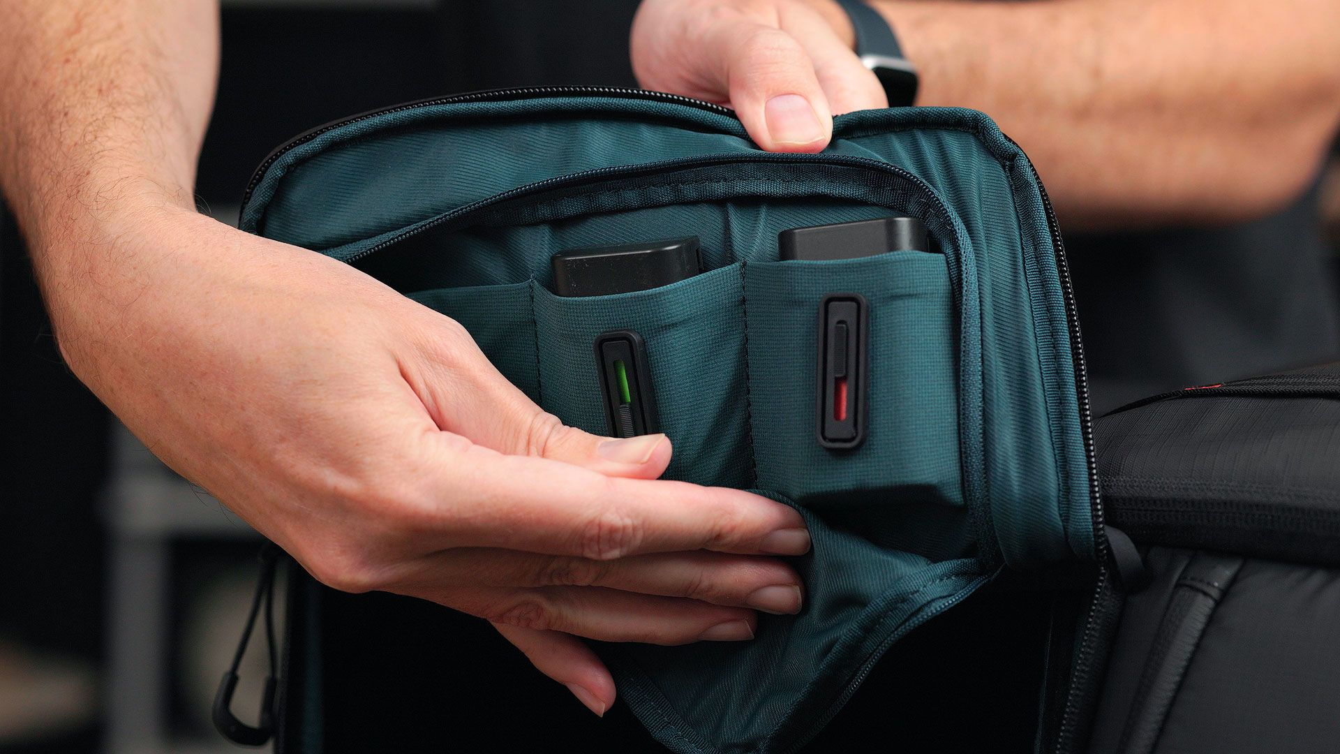 OneMo 2 battery pockets and charge indicators