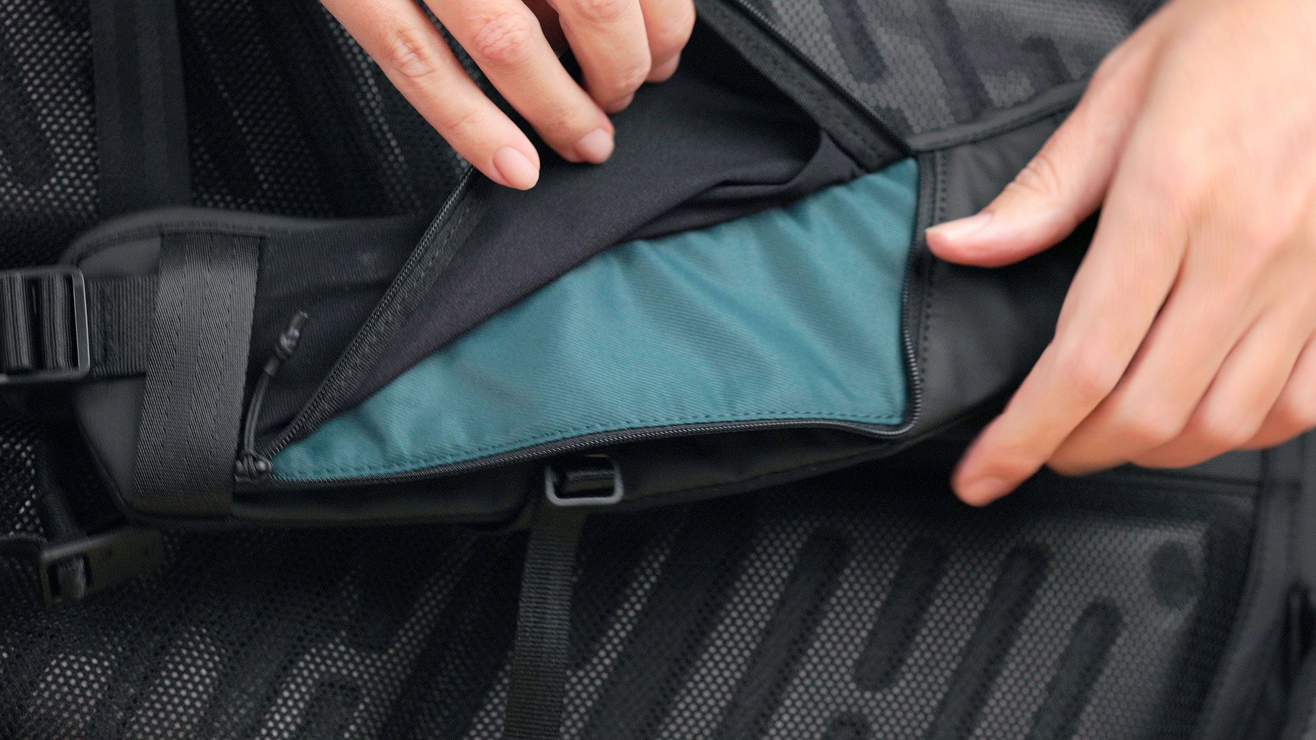 OneMo 2 phone pocket on shoulder strap
