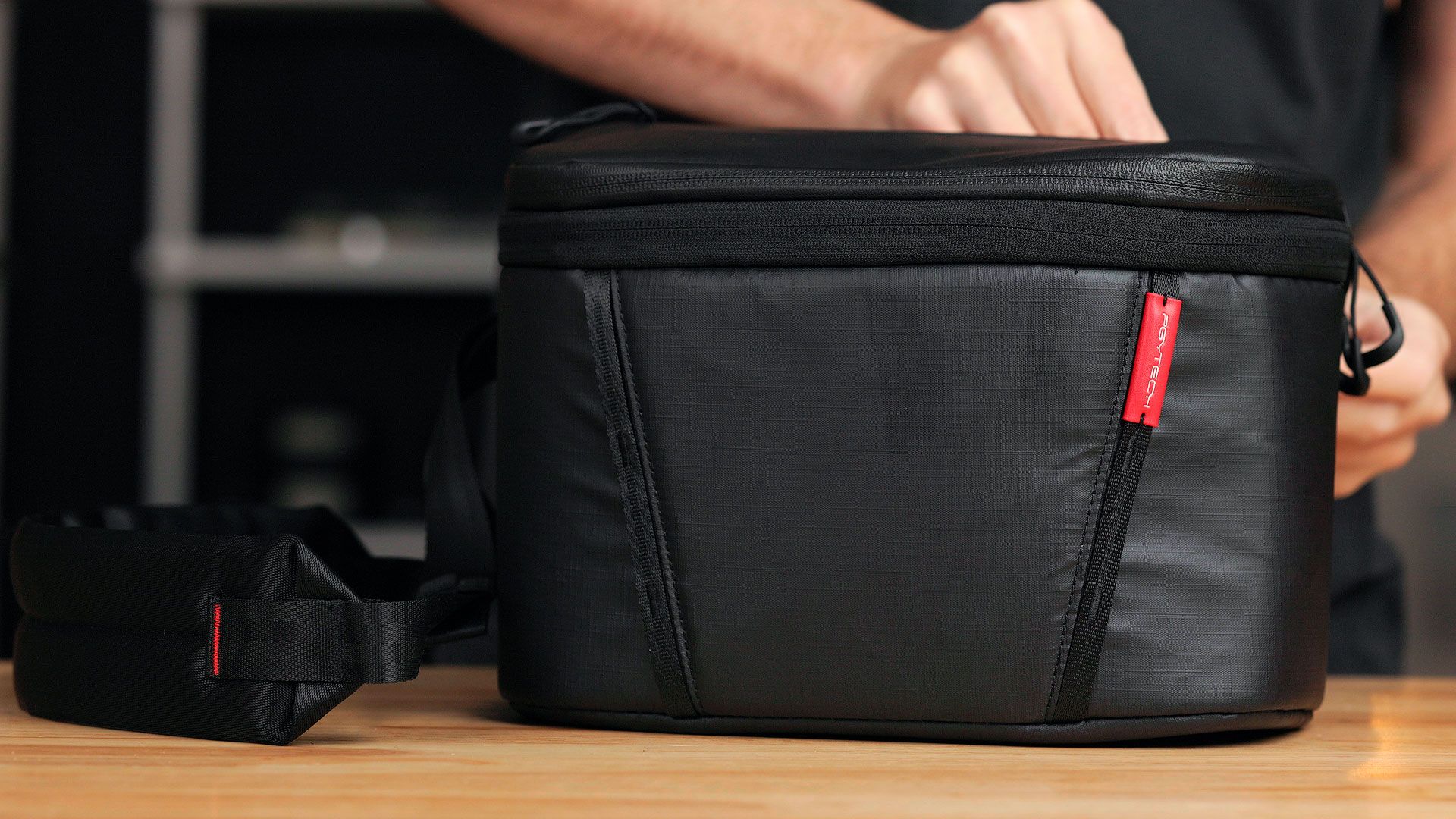 OneMo 2 shoulder bag