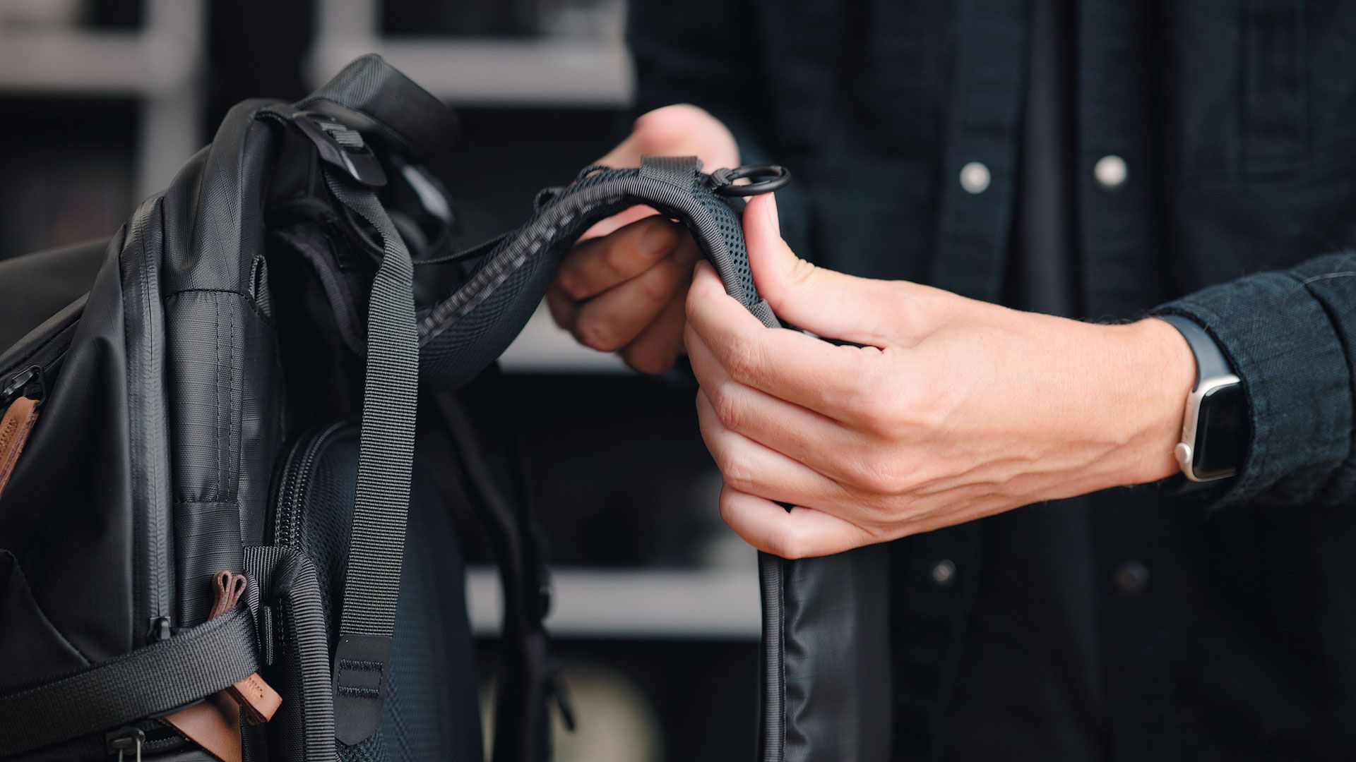 Small bendable segments in shoulder straps of Shimoda Explore v2