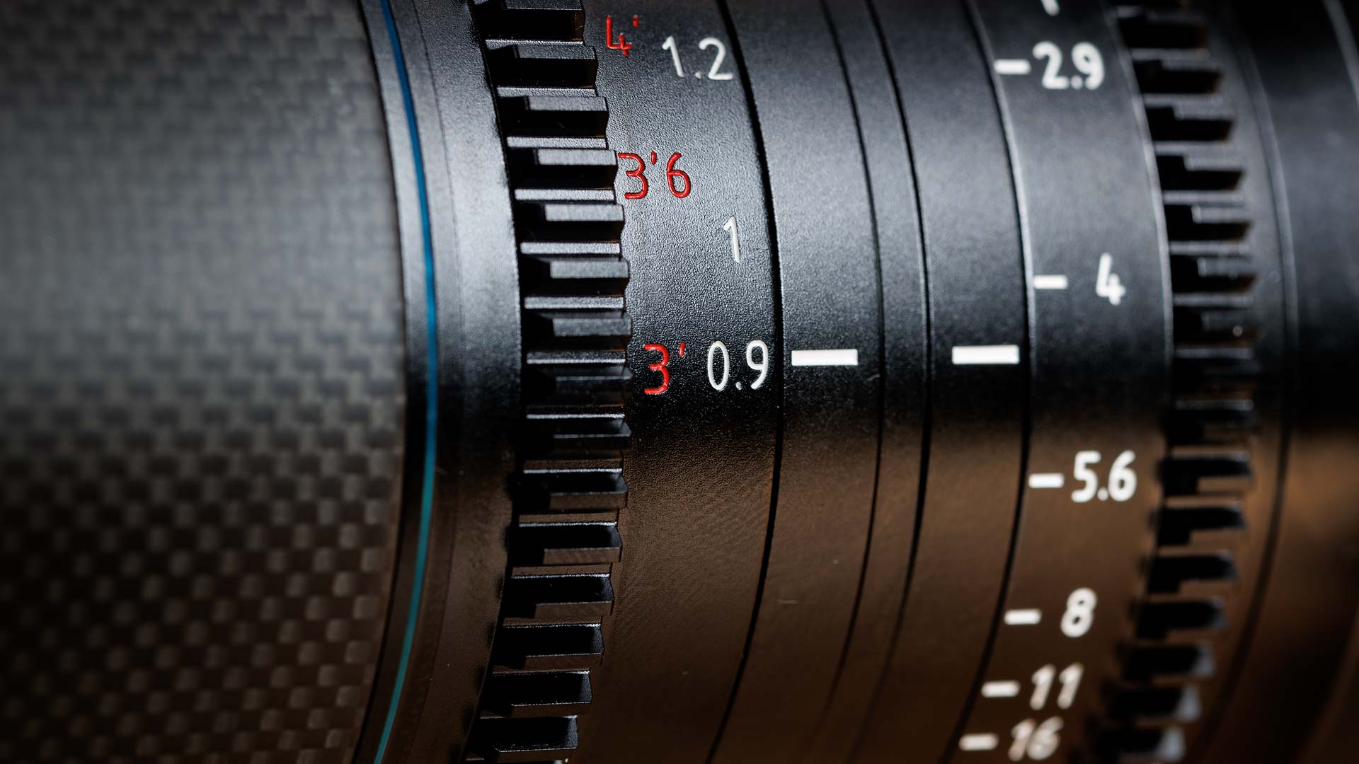 Minimum focusing distance on the Sirui Saturn 35mm