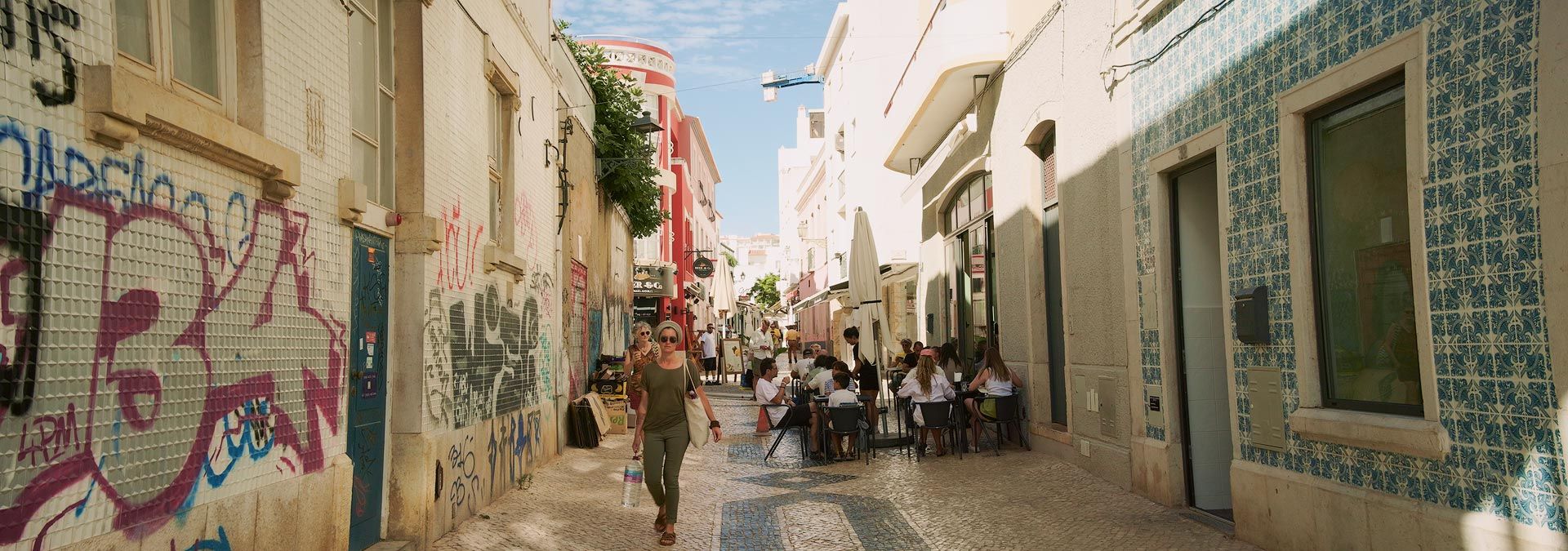 De-squeezed anamorphic footage captured with Sirui Saturn 35mm and Canon EOS R5