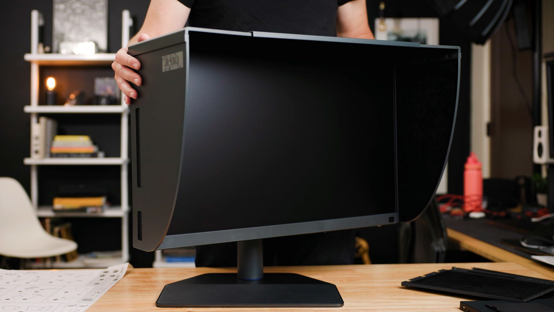 Screen hood provided with the SW272U