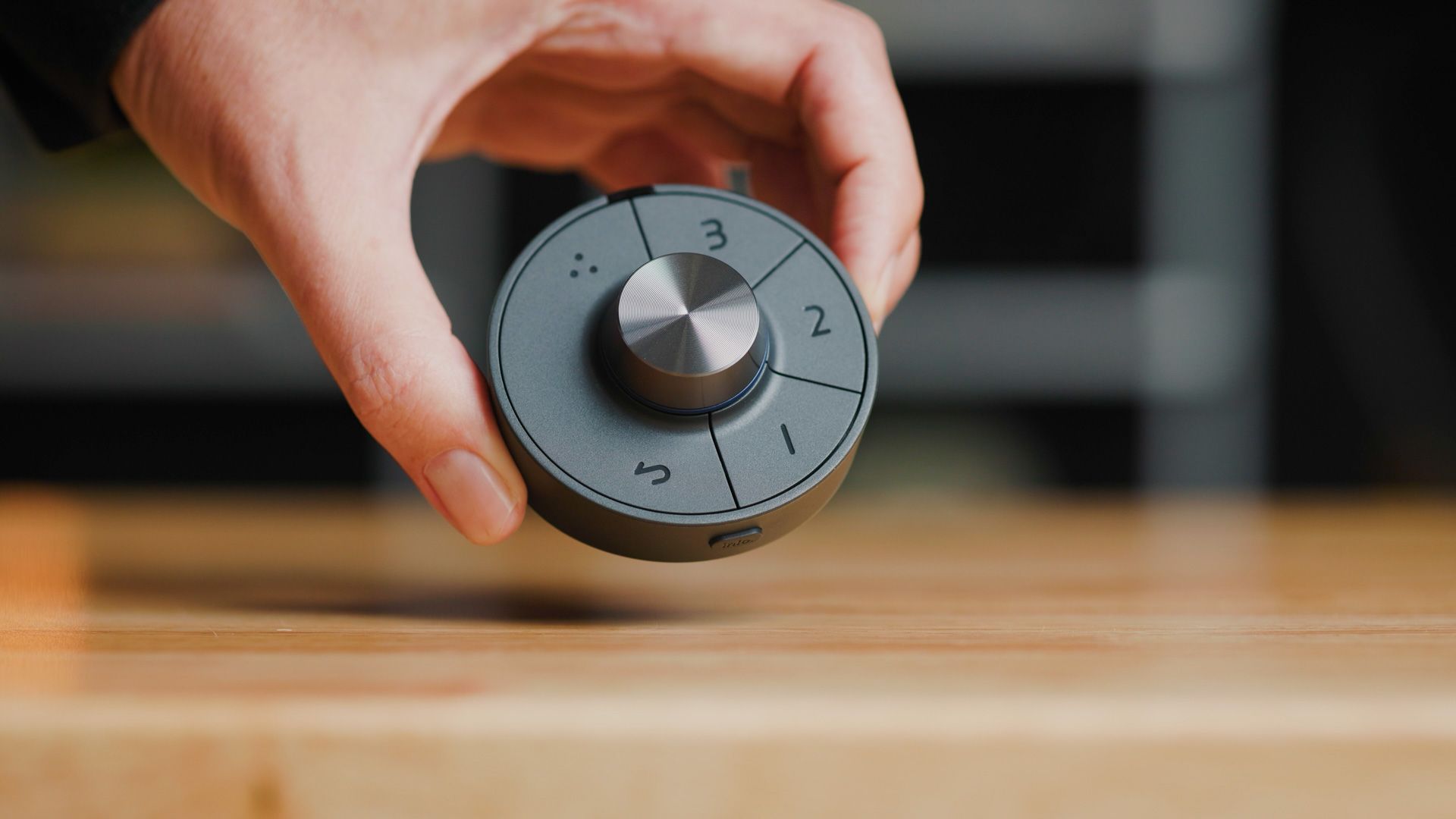 New wireless HotKey Puck provided with the SW272U