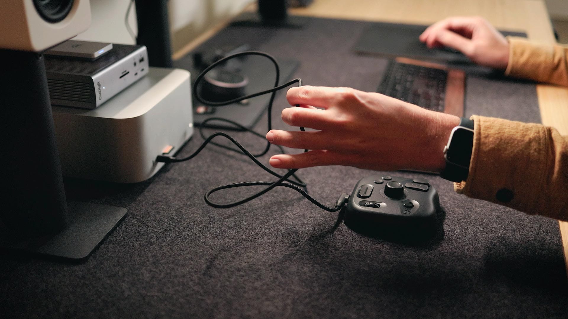 Braided USB cable that comes with the TourBox Lite