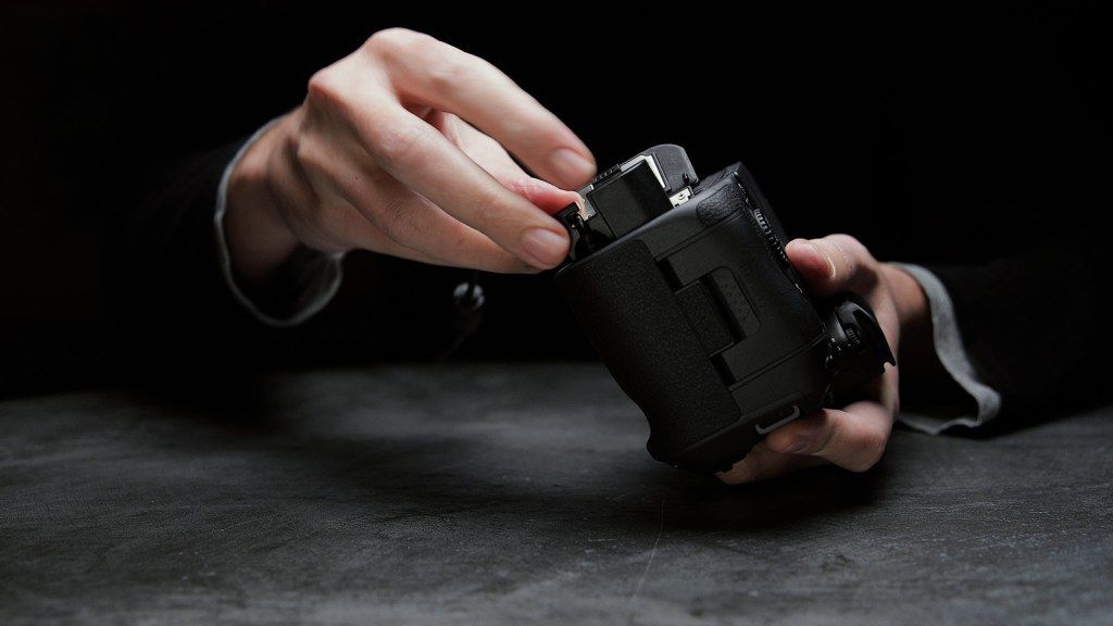 Inserting the Glorich LP AC Adapter into the R5