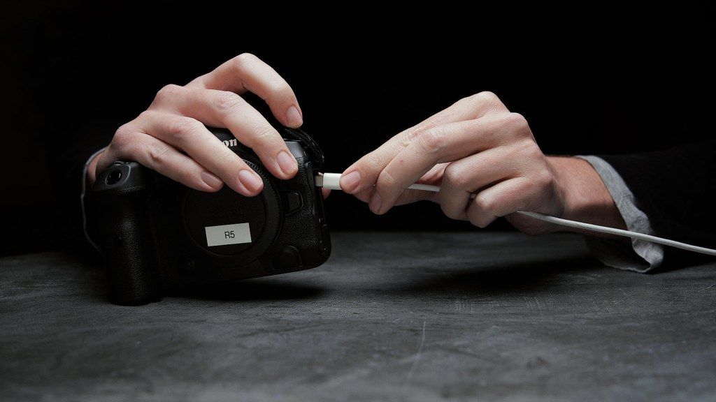 Connecting the R5 to a MacBook Pro USB-C Charger