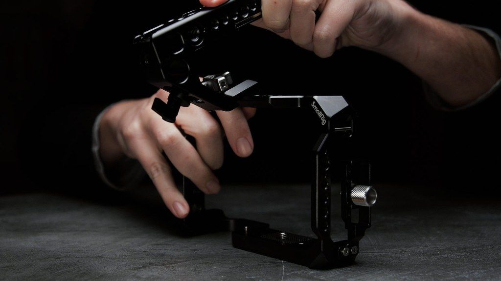 SmallRig NATO Top Handle being mounted to the SmallRig R5 Cage