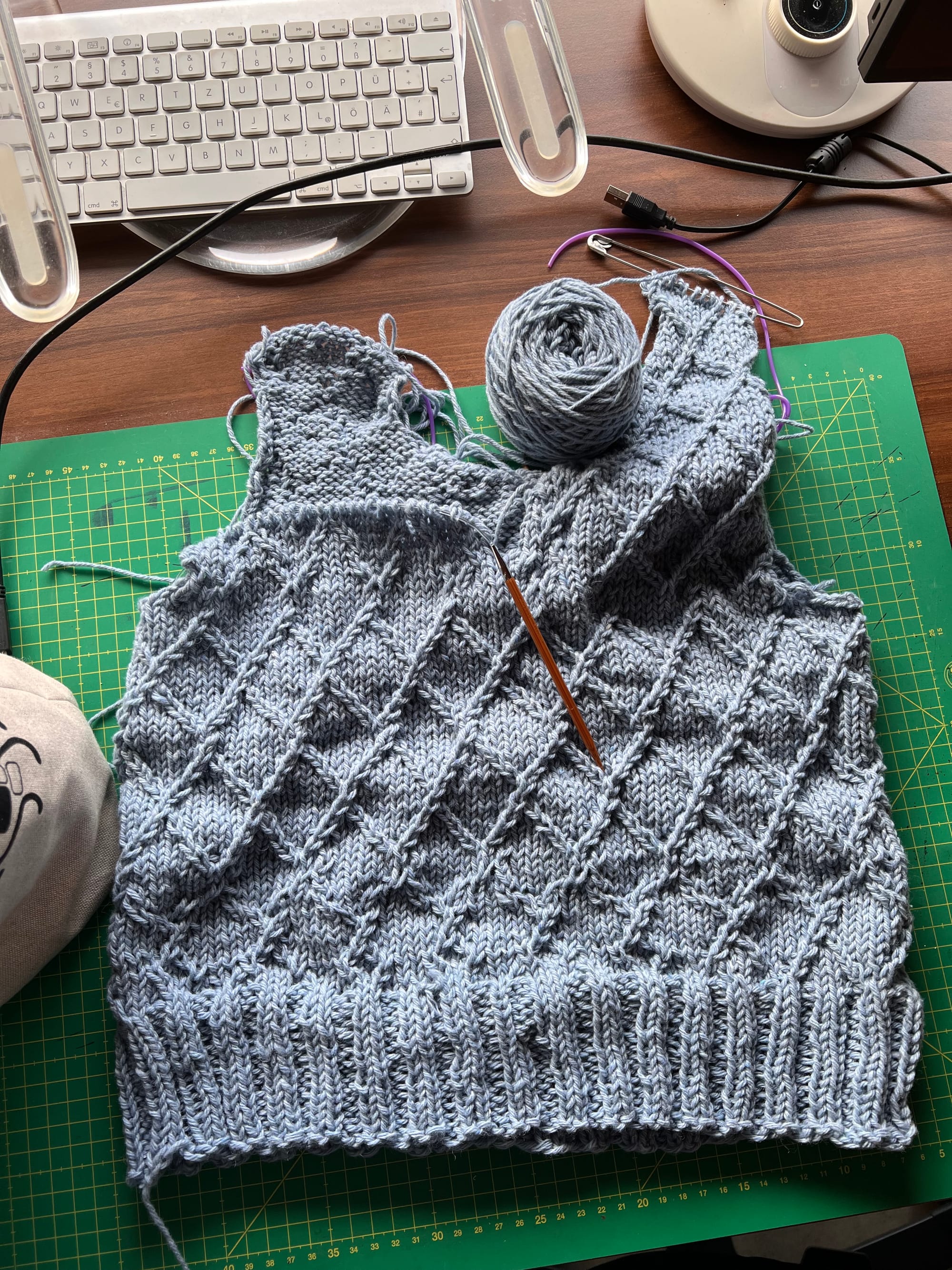 fast fertig gestrickter blauer Pullunder mit Diamant-Muster (?)